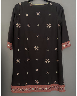 VESTIDO CORTO BORDADO APLICACIONES