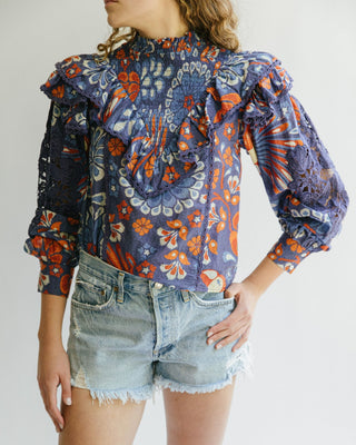BLUSA ESTAMPADA CUELLO SUBIDO VUELOS