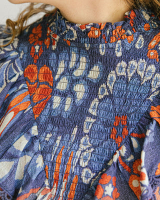 BLUSA ESTAMPADA CUELLO SUBIDO VUELOS